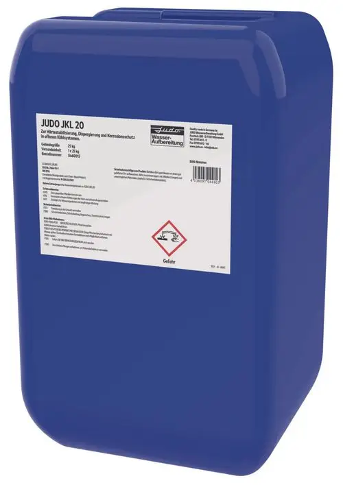 Blauer Kunststoffbehälter mit Sicherheitsinformationen und Gefahrenhinweisen. Produkt von Judo, zur Wasseraufbereitung in offenen Kühlsystemen.